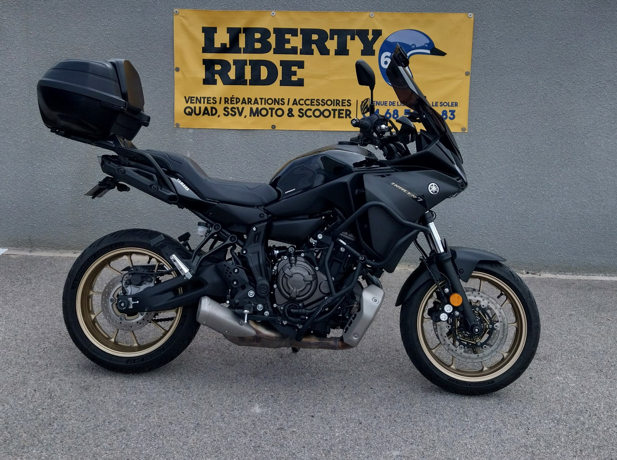 Tracer700-noir-or Visuel-10